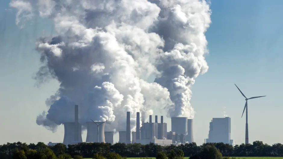 Atomkraftwerk neben Windrad Klimawandel Energiewende